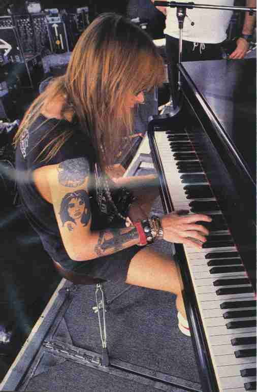 axlpiano.jpg